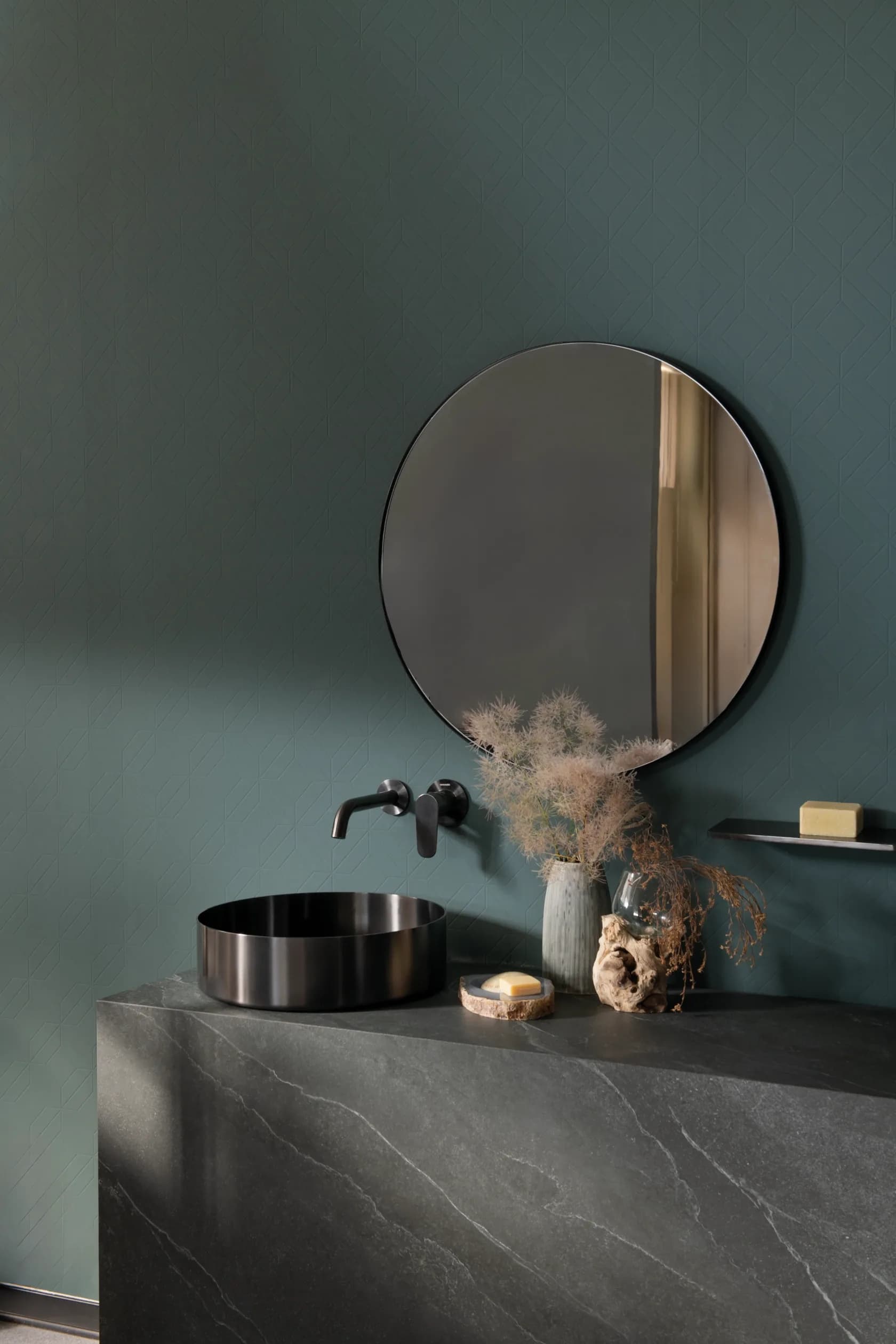 Lavabo metálico con grifería ramonsoler en negro