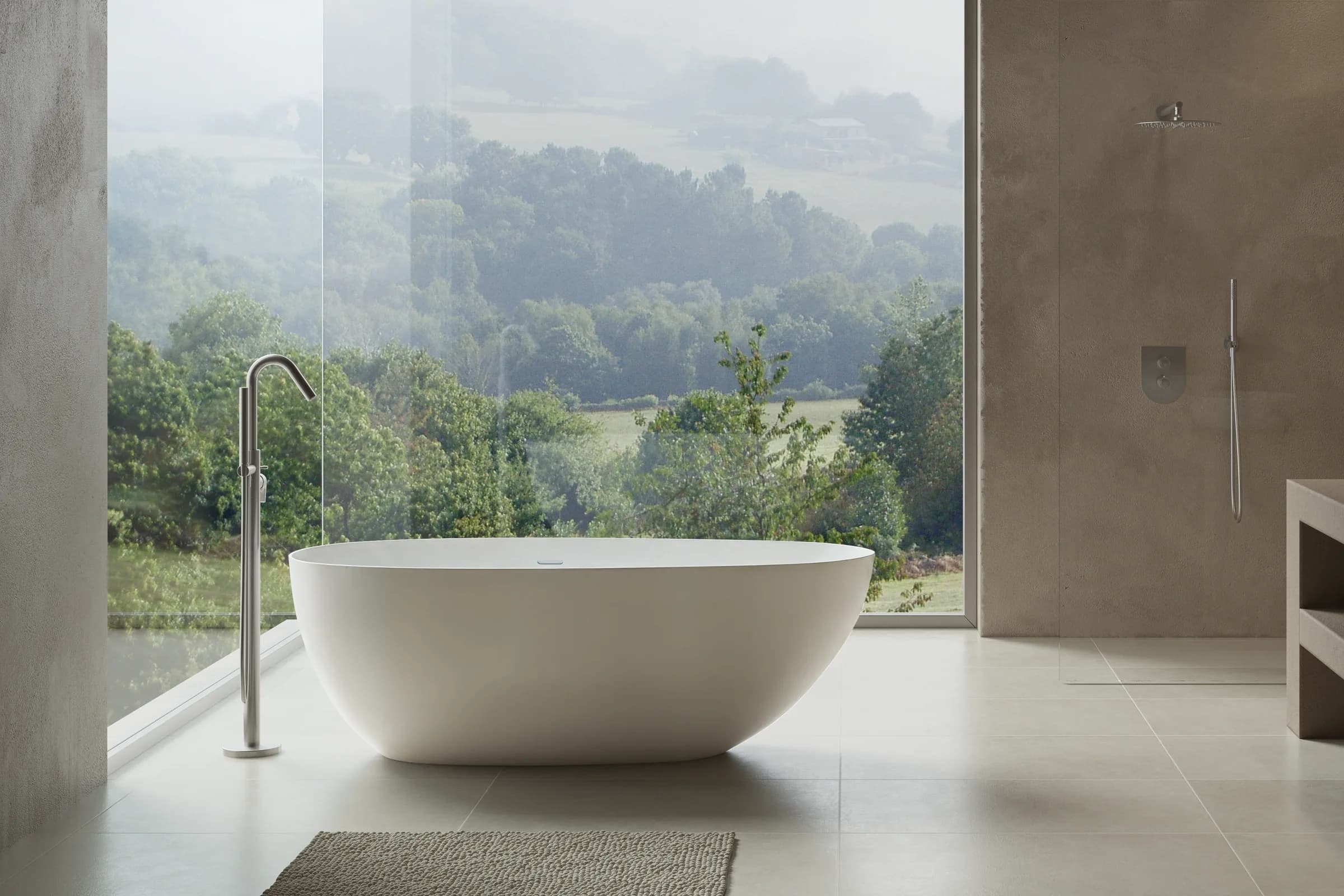 Architektonisches Bad mit freistehender Badewanne und ramonsoler Standarmatur vor einer Landschaft