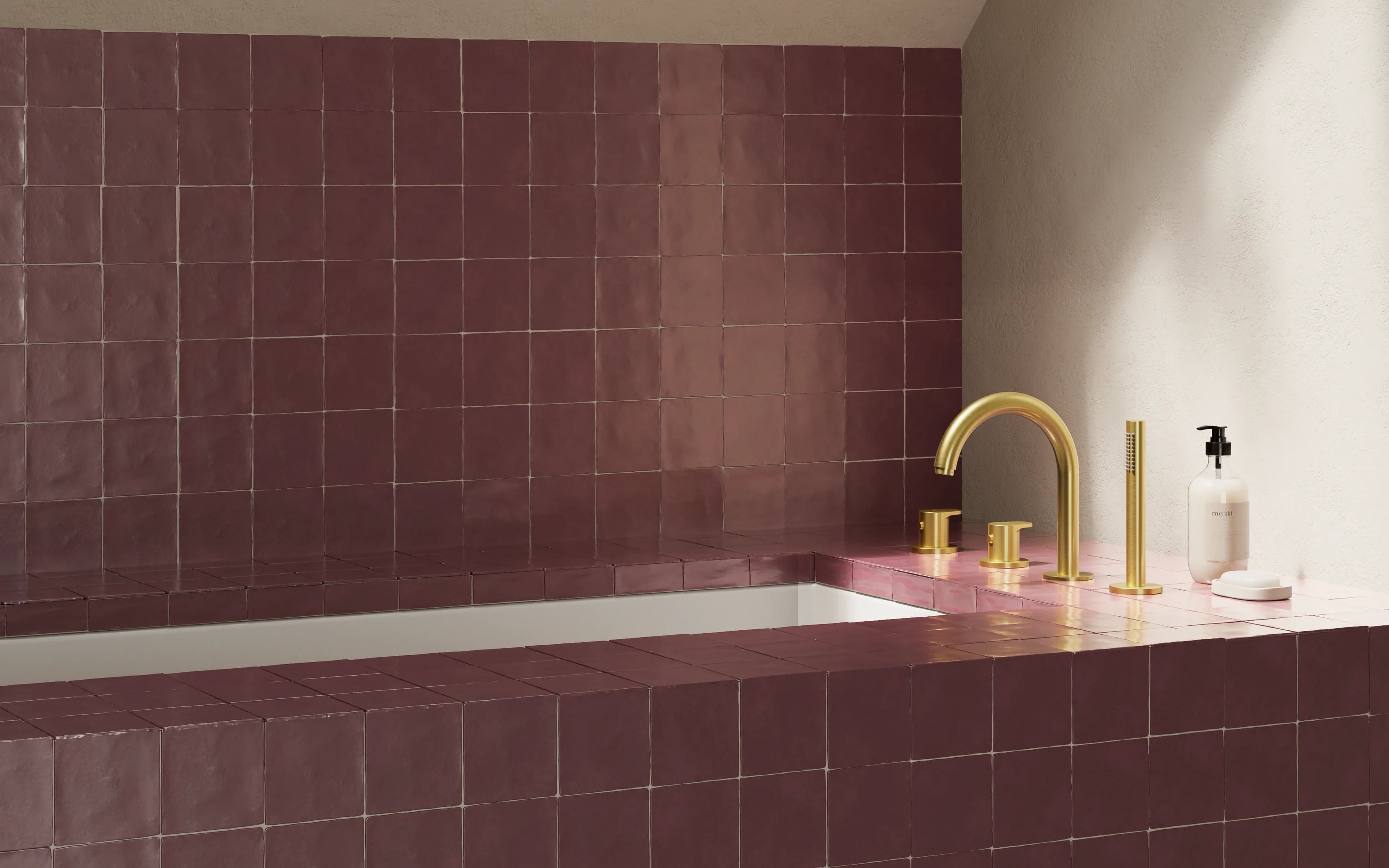 Bañera con grifería ramonsoler en oro cepillado