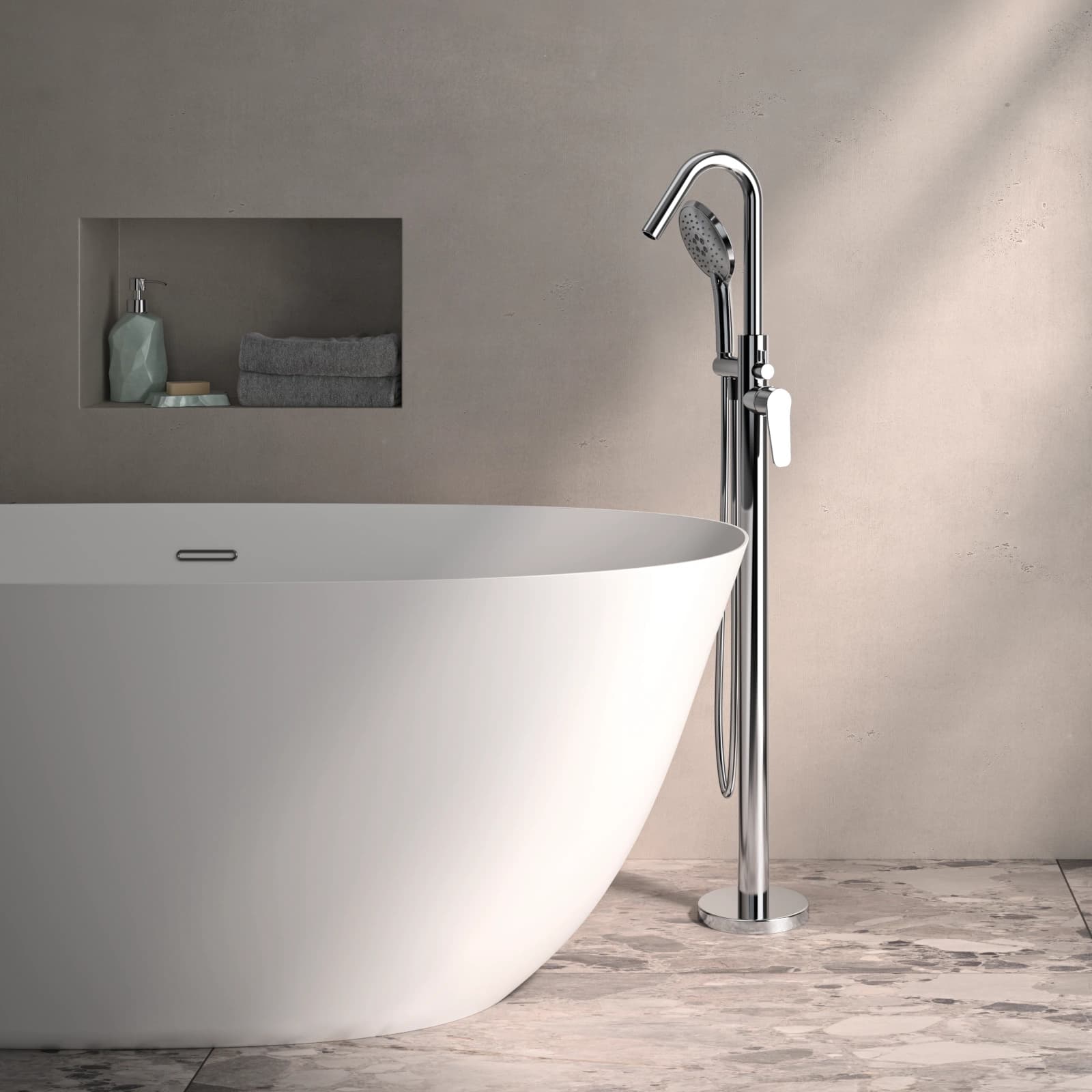Suite d'hotel amb banyera exempta i columna de bany-dutxa cromada ramonsoler