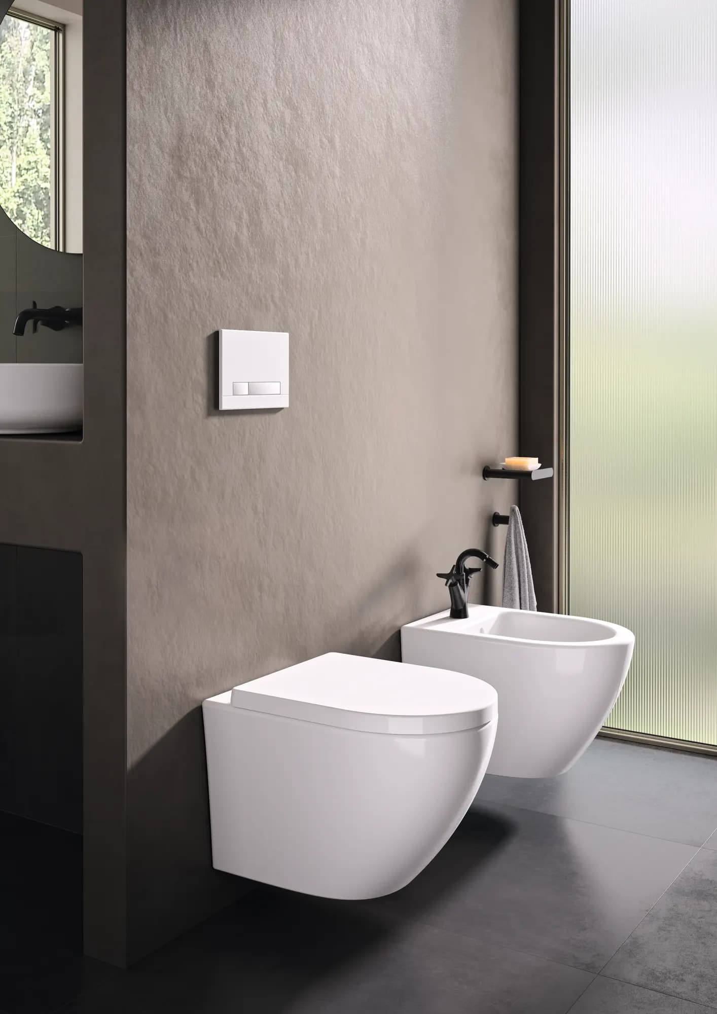 Inodor i bidet suspesos ramonsoler de la col·lecció Doria en un bany de paret grisa