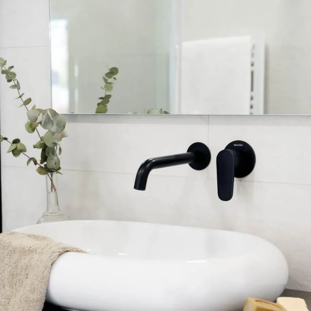 Convertir un baño pequeño en un espacio vanguardista es posible con Alexia negro mate