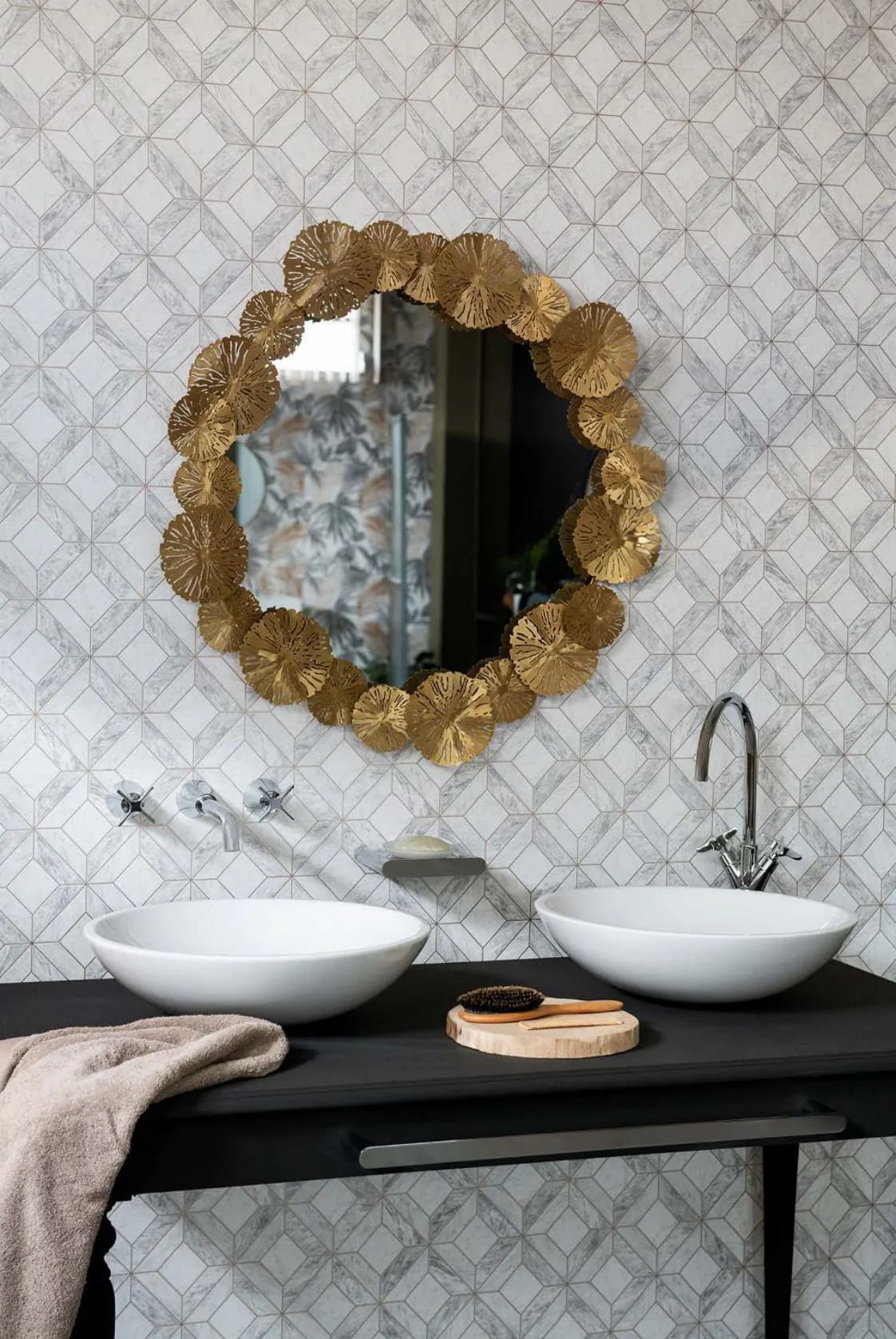 Aixeteries per a lavabo Adagio de Ramon Soler®. A l'esquerra aixeteria encastada Adagio, a la dreta aixeteria de broc alt giratori Adagio, totes dues d'acabat cromat. Al centre sabonera de Ramon Soler®.