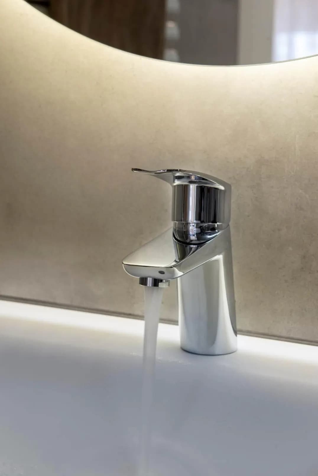 Detalle de grifería de lavabo de la colección New Fly de ramonsoler.
