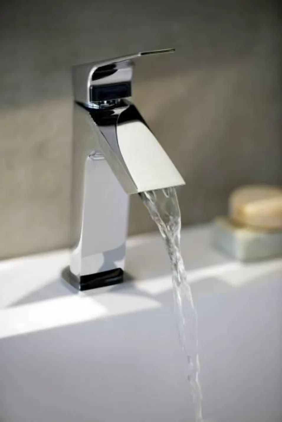 Basin area with the exclusive URBAN CHIC single-lever tap by Ramon Soler®.