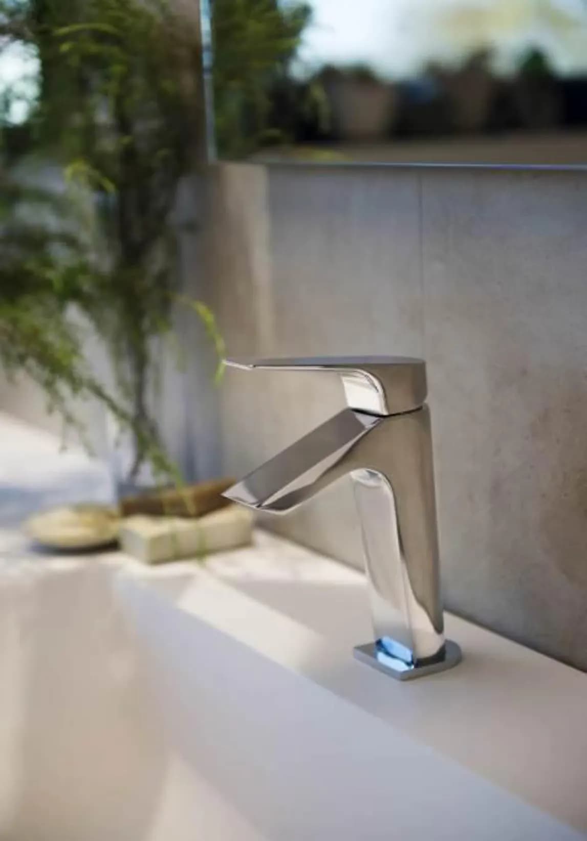 Basin area with the exclusive URBAN CHIC single-lever tap by Ramon Soler®. A slender tap with plenty of personality, conveying strength and elegance and adding importance and character to the bathroom. The chrome-finish single-lever tap perfectly complements the spotless white washbasin.