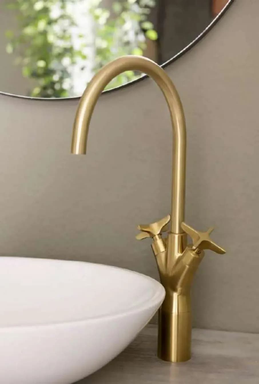 Zweigriff-Armatur mit schwenkbarem Auslauf Adagio von Ramon Soler®, Oberfläche gebürstetes Gold.