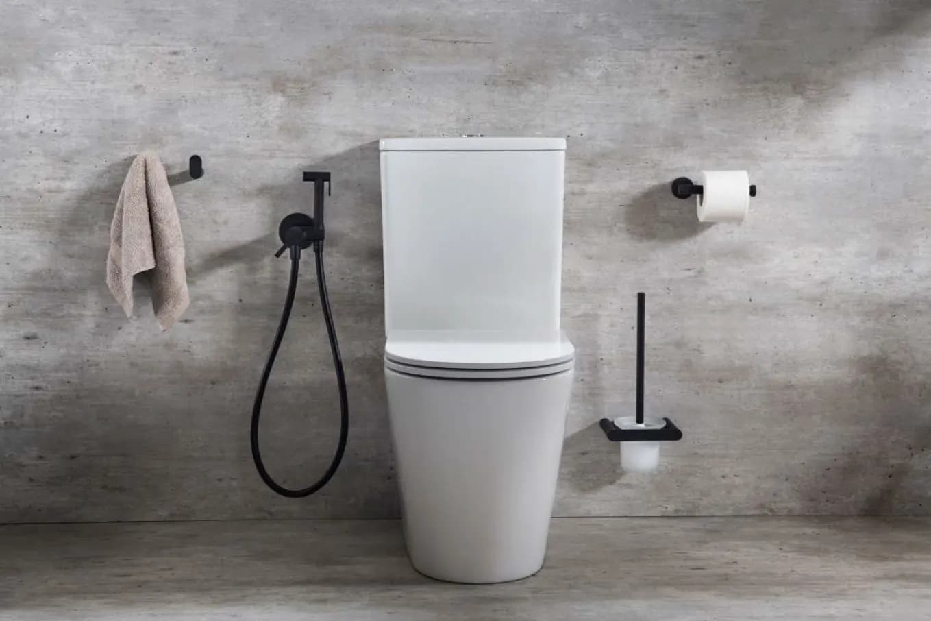 Nous accessoris col·lecció Ergos de Ramon Soler® en acabat negre mat: penjadors, portarrotllos i escobetller. També veiem la dutxa substitutiva de bidet, WC Magnet, en el mateix acabat negre mat.