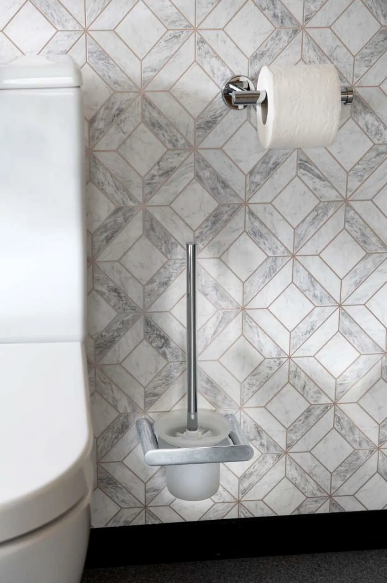 Nous accessoris de Ramon Soler® en acabat cromat: portarrotllos i escobetller.