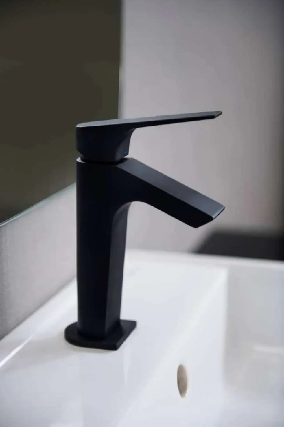 Urban Chic von Ramon Soler® gewinnt den internationalen Red Dot Design Award 2022. Das Design von Urban Chic kombiniert Kurven und Geraden mit unerwarteten Winkeln und schafft so eine gewagte und neuartige Ästhetik.