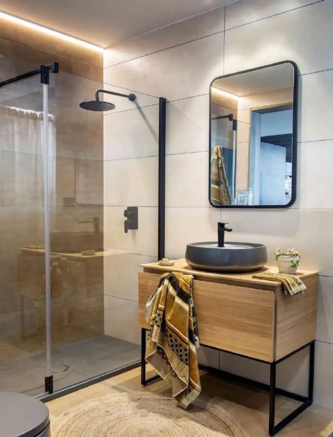 Baño con conjunto de ducha negro mate y monomando de lavabo acabado negro mate de la colección Alexia de Ramon Soler®
