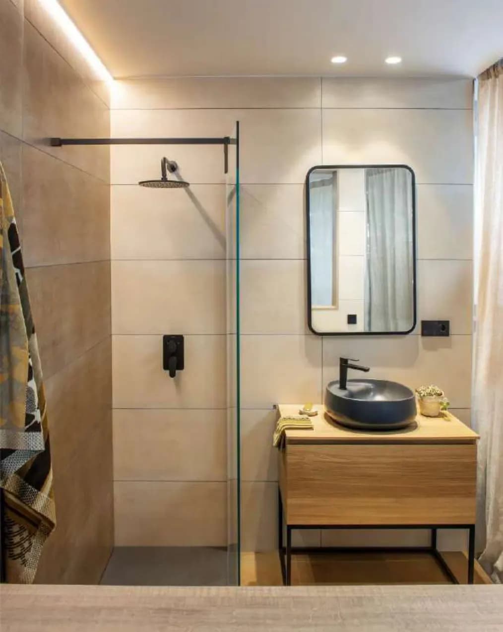 Baño con grifería de lavabo monomando acabado negro mate de la colección Alexia de Ramon Soler®