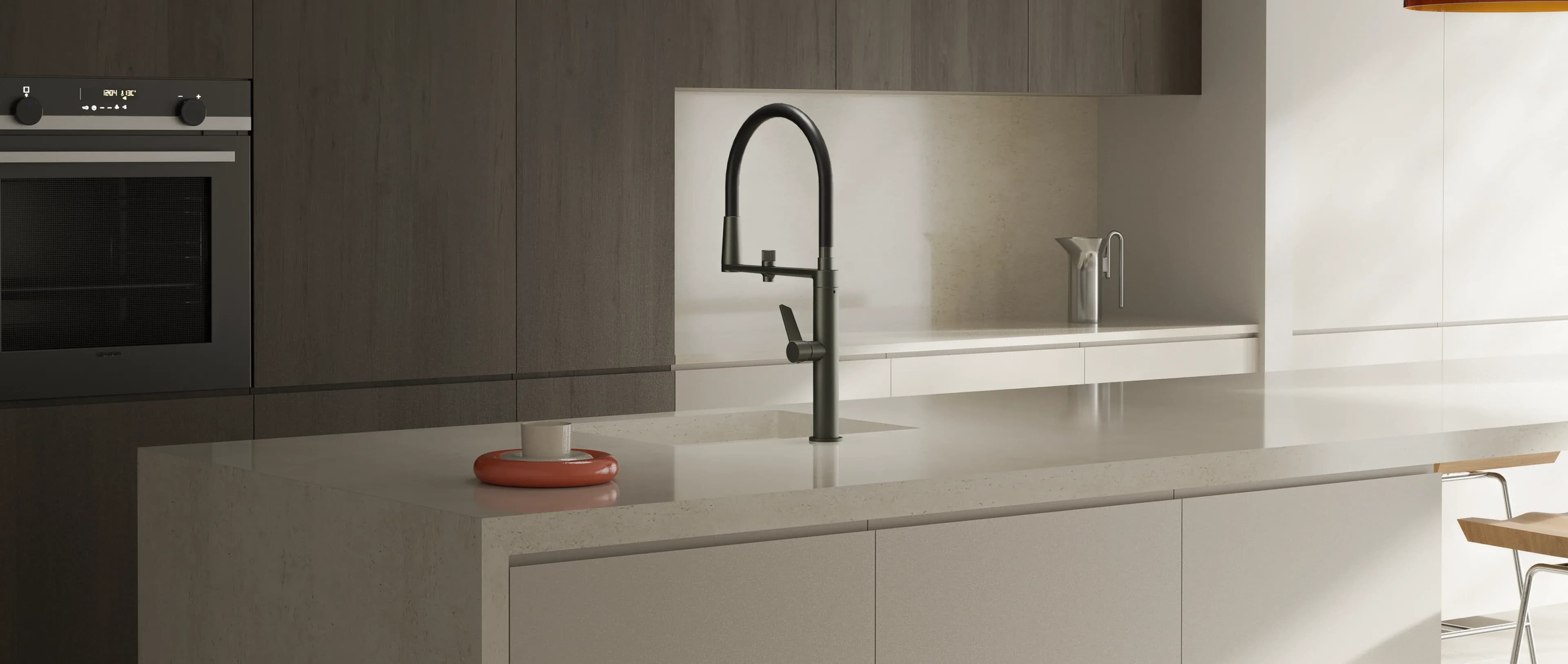 Cocina con grifo de caño alto ramonsoler en acabado oscuro