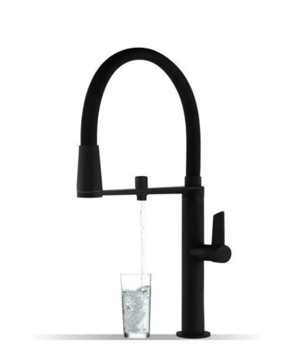 A la dreta aixeta de cuina Pure Water de ramonsoler cromada, i a l'esquerra, aixeta de cuina Pure Water de ramonsoler negre mat, amb sistema d'imants i sortida de l'aigua filtrada.